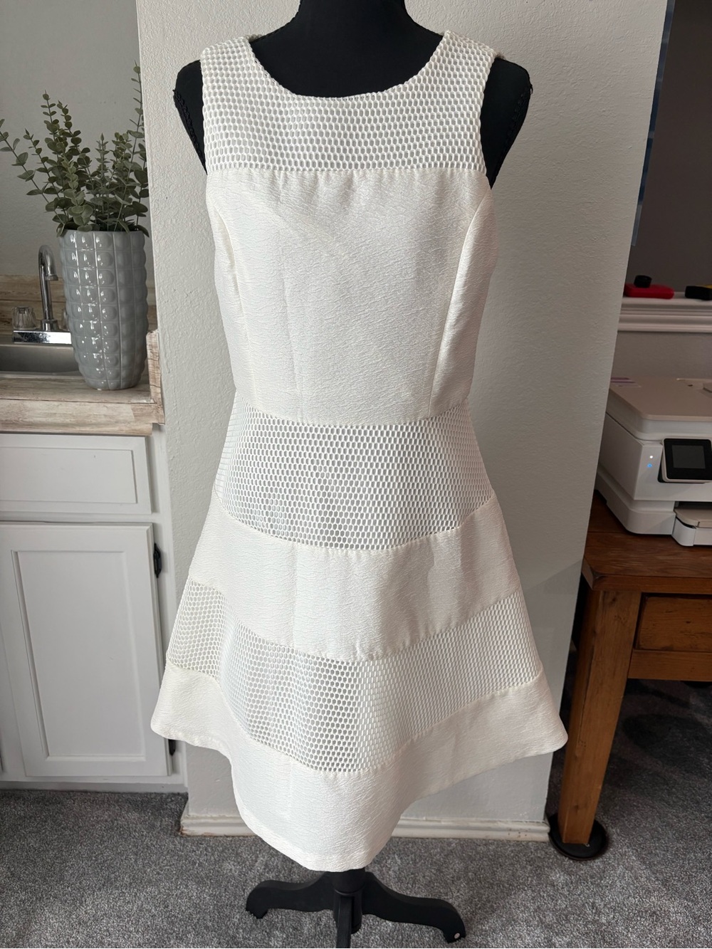 Ann Taylor 2 White Sleeveless V-Neck Fit & Flare Knee Dress Lined Zipper